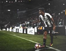 IM体育平台-新王登基？文班亚马惊天表现终结雄鹿，湖人遭遇未来之星震撼教育