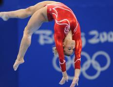 IM体育下载-丹麦防守锁死AC米兰，莱奥成为关键先生，一场战术博弈的胜利