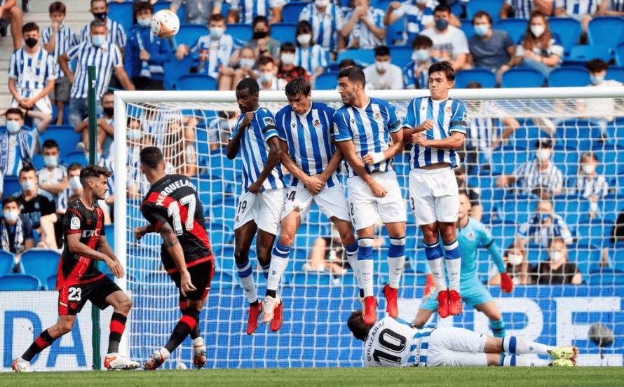 IM体育在线注册-西甲比赛场上两队展开激烈较量,看点十足