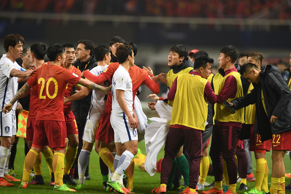 IM体育App下载-国内足球赛事近期展开激烈较量,球员斗志昂扬的简单介绍