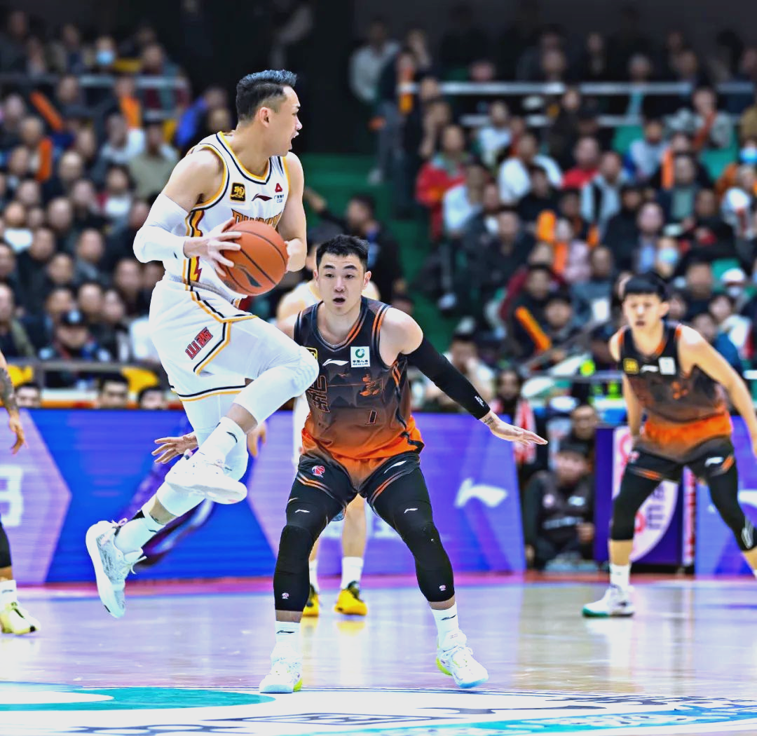 IM体育平台-篮球巨星频频上演精彩表现，球迷狂欢