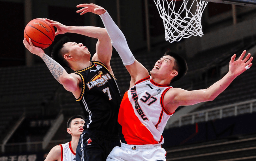 IM体育在线注册-湖人轻取青岛队，赵继伟带队取胜