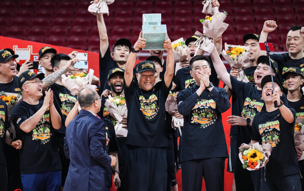 IM体育平台-福建队翻盘76人，张镇麟惊艳四座的简单介绍