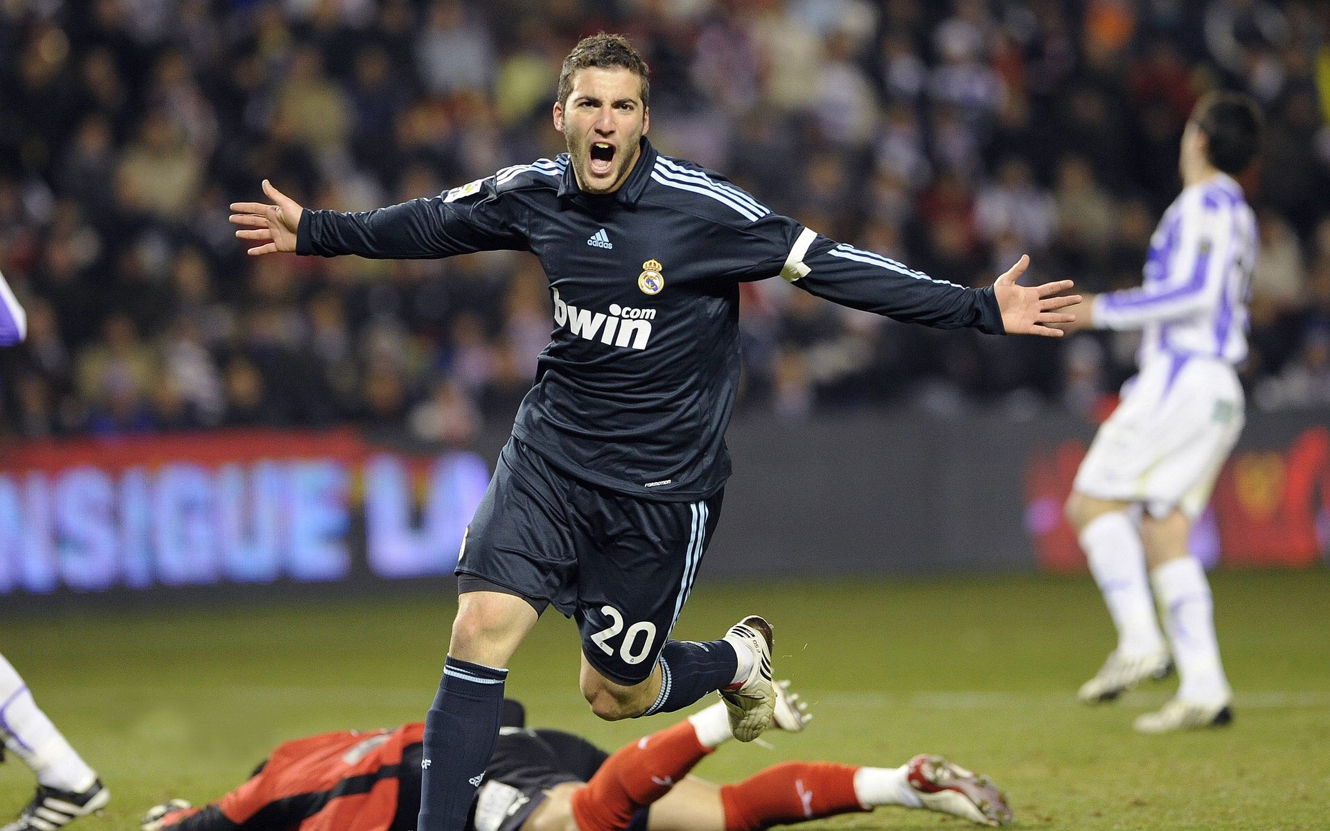 IM体育注册链接-乌拉圭鏖战里昂，戈麦斯铁壁防守，锁死对手进攻锋芒